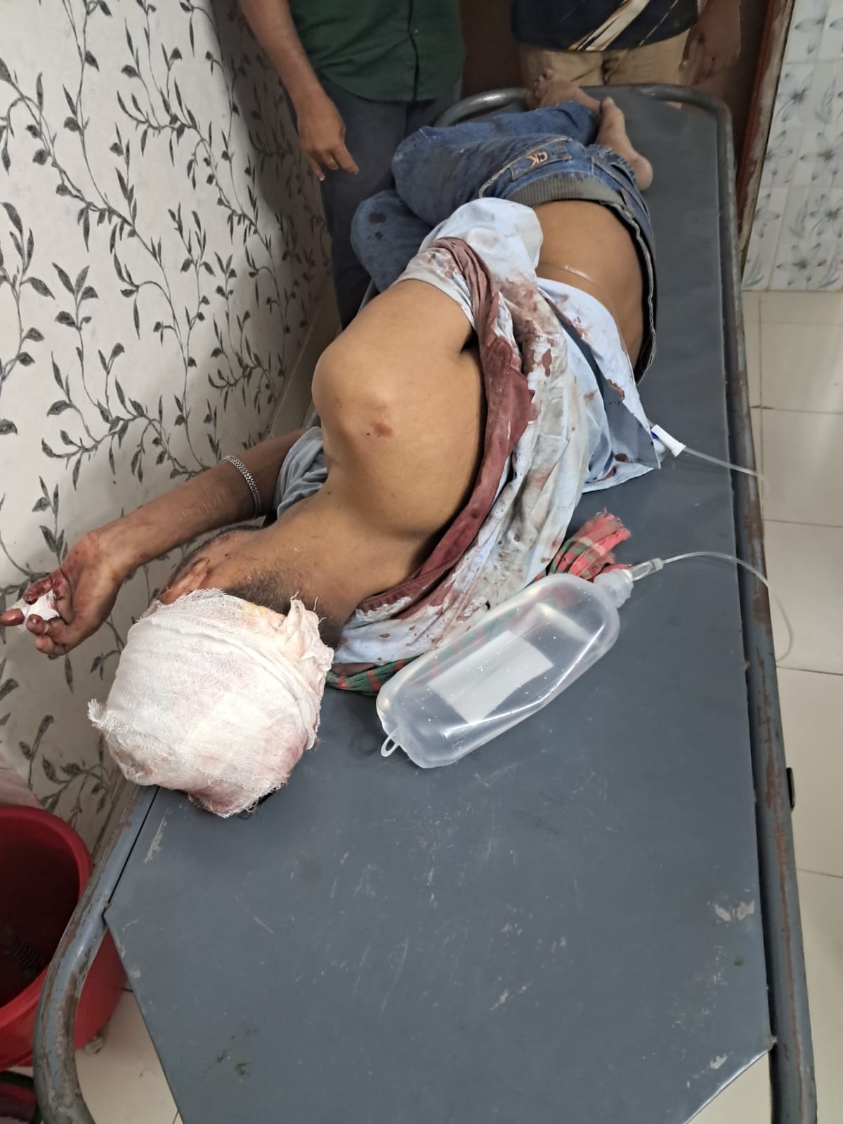 গোপালগঞ্জের সন্ত্রাসী অন্তর বাহিনির হামলায় যুবক গুরুতর আহত